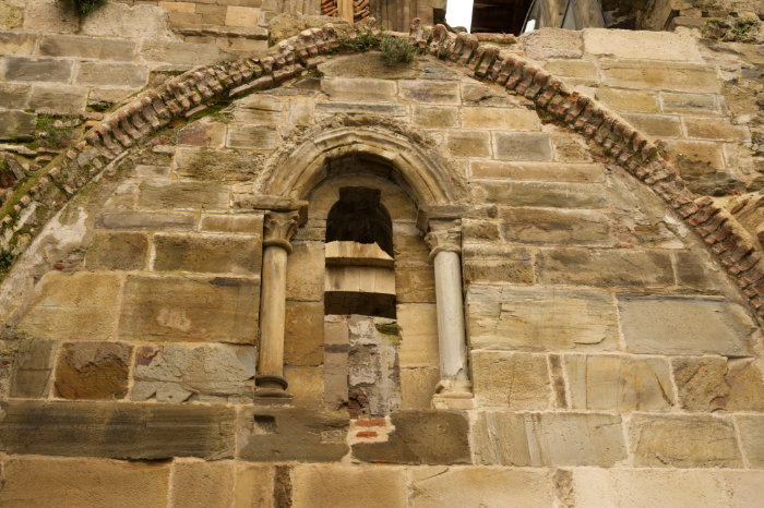 Ventana de la iglesia románica desaparecida del claustro del monasterio de Carracedo